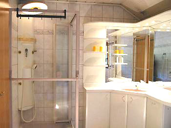 Modernes Badezimmer
