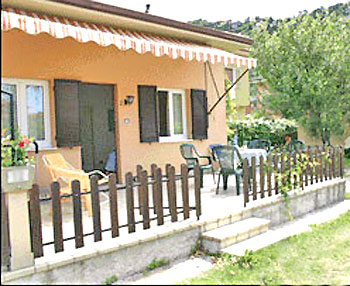 Terrasse mit Gartenmöbeln